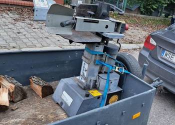 Łupanie drewna łuparką hydrauliczną