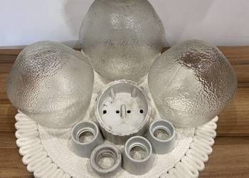 Szklane klosze i ceramiczne oprawy PRL