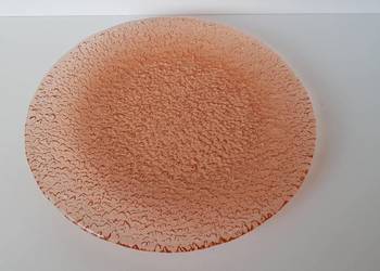 Rozalinowy talerz Sahara (ok. 24 cm), Ząbkowice kolorowe szkło PRL
