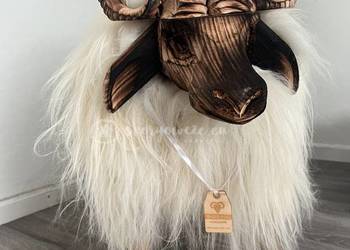 Baran dekoracyjny, drewniany, ze skóry owczej, krzesło 40x50x80 cm