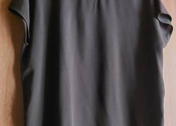 Elegancka czarna bluzka z białą lamówką