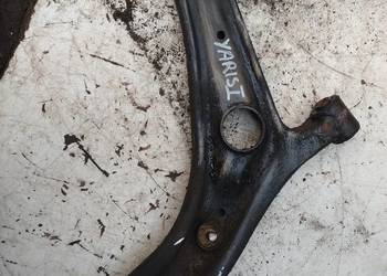 TOYOTA YARIS I wahacz przód prawy