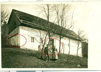 Stara fotografia dom zabudowania wieś rodzina dziadkowie ?