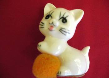 Kot - mały kotek z piłką - porcelana - figurka - 7 x 6 x 3,5 cm