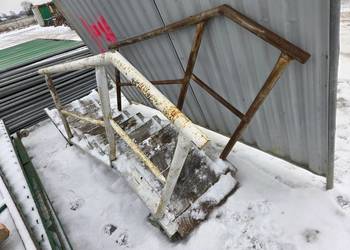 Schody metalowa rama, drewniane trepy