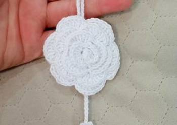 Biała róża wykonana na szydełku, brelok, zawieszka