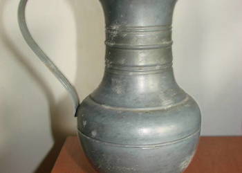 cynowy dzbanek z pokrywką