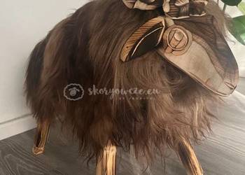 Baran dekoracyjny brązowy, drewniany, ze skóry owczej, krzesło 40x50x80 cm