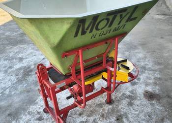 Rozsiewacz nawozu MOTYL NO31M/1 do wapn, soli oraz piasku 600l