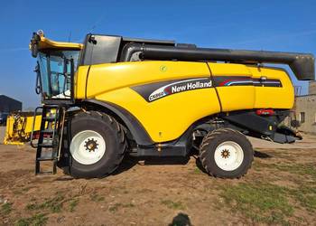 Kombajn zbożowy New Holland CX 860 heder 7,3m stół do rzepaku rok pro 2004.