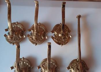 Piękny, masywny, mosiężny wieszak.