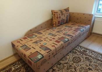 Tapczan /łóżko z pojemnikiem na pościel, podnoszonym zagłówkiem  i poduszką