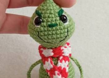 Grinch wykonany na szydełku brelok zawieszka