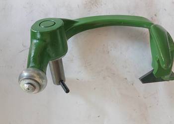 Przytrzymywacz sznurka John Deere - ramie z nożem ,