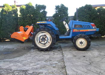 Traktor Iseki 4x4 - zestaw z kosiarką bijakową oraz z zaczepem trzy-punkt.