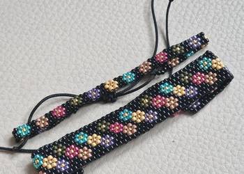 Zestaw dwóch bransoletek w kwiatuszki