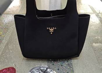 Torebka ze skóry zamszowej Prada kolor czarny