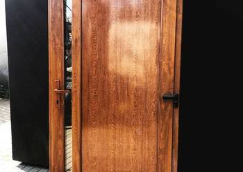 Ciepłe drzwi 100x210 z długą szybą w kolorze złoty dąb