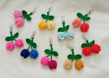 Tulipany wykonane na szydełku, breloki