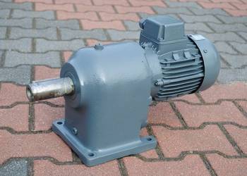 Motoreduktor dwubiegowy 0.7/0.5kw 136/68obr./min. .