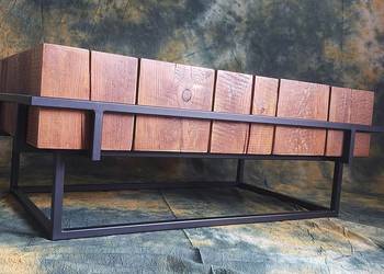 Stolik kawowy z drewnianych belek na metalowych nogach. Stolik kawowy z drewnianych belek na metalowych nogach.