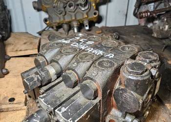 4-sekcyjny rozdzielacz hydrauliczny JCB TM300