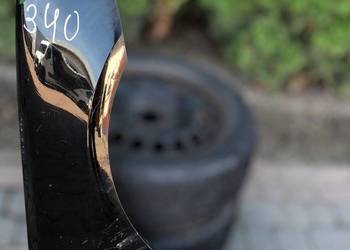 BŁOTNIK PRAWY PRZEDNI PRAWY PRZÓD PEUGEOT 307 kolor nie znany Czarna Opona