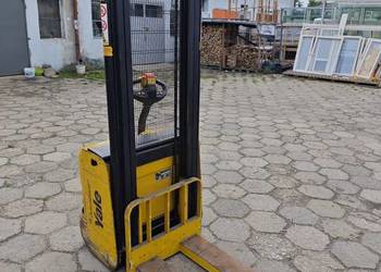 Wózek widłowy elektryczny paletowy.