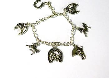 Bransoletka z zawieszkami konie podkowy