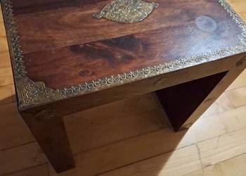 Orientalny drewniany stolik kawowy z mosiężnymi zdobieniami – styl indyjsk