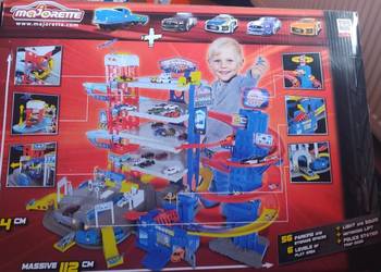 Parking majorette ogromny garaż centrum pościgu i pociąg