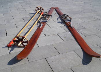 Stare narty jesionowe 150cm z kijkami