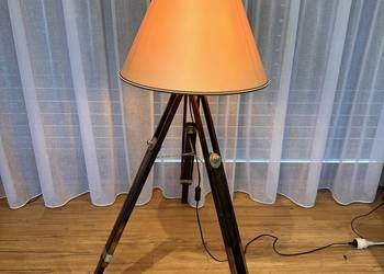 Lampa stojąca na trójnogu
