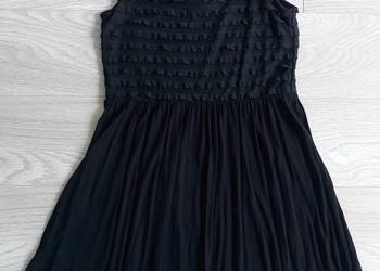 Czarna zwiewna sukienka z falbankami