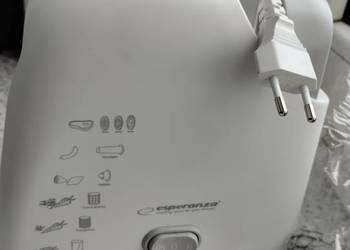 Maszynka elektryczna do mięsa z szatkownicą.