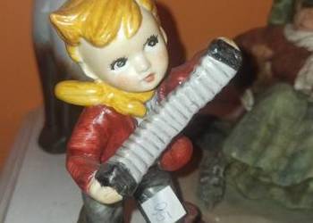 Figurka chłopca z pieskiem i z akordeonem/ harmoszką.  Syg. Figurka chłopca z pieskiem i z akordeonem/ harmoszką.  Syg.