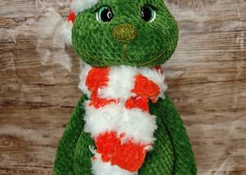 Maskotka Grinch na szydełku.