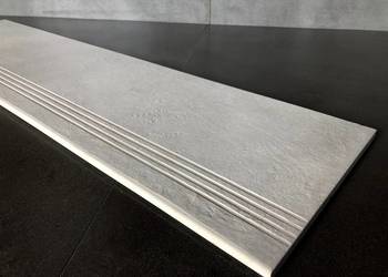 Betonowe schody, szare płytki z rowkiem 100x30