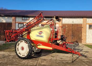 Opryskiwacz Hardi Commander  2800L.  Szerokość robocza 15m.