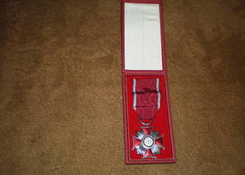 Sprzedam srebrny krzyż zasługi z okresu PRL używany