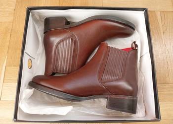 Botki damskie DUNA, brązowe - elegancja w klasycznym wydaniu.