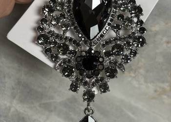 Efektowna biżuteryjna broszka z ruchomą łezką