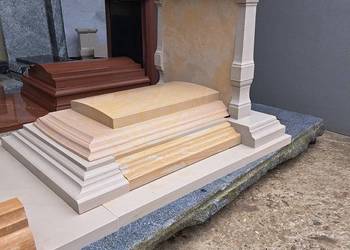 NAGROBEK URNOWY RZEZBIONY