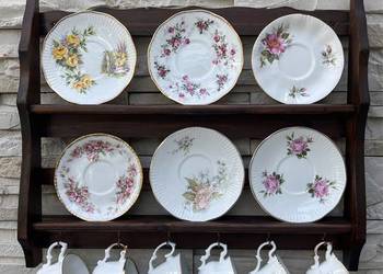 Stara porcelana sygnowana filiżanka na półce