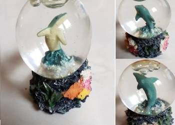 delfin delfinek w magicznej kuli z brokatem