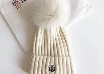 Czapka z naturalnym futerkiem Moncler