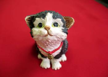 Kot - mały kotek z obróżką - figurka stara - 7 x 6 x 4 cm