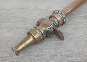 Duża prądownica strażacka stara sikawka strażacka straż pożarna