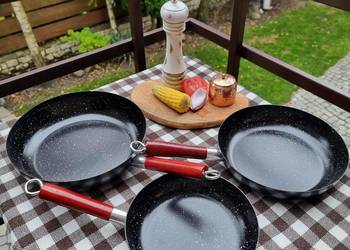 Zestaw patelni stalowych z drewnianą rączką