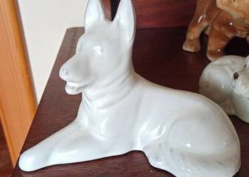 Piesek leżący, biały. Figurka porcelanowa.  Śliczny. Piesek leżący, biały. Figurka porcelanowa.  Śliczny.